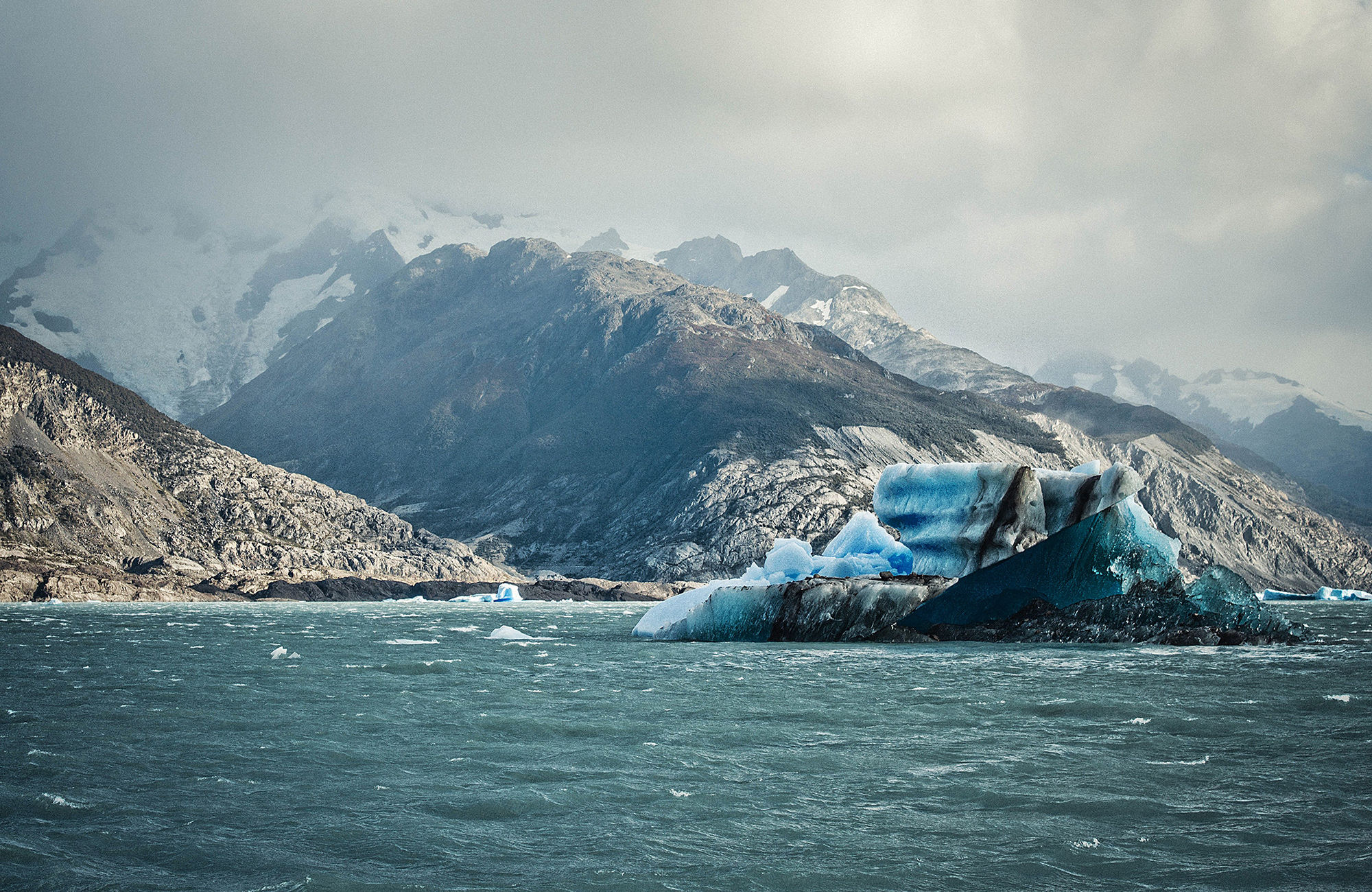 el-calafate-argentina-mountains-and-icebergs-cover