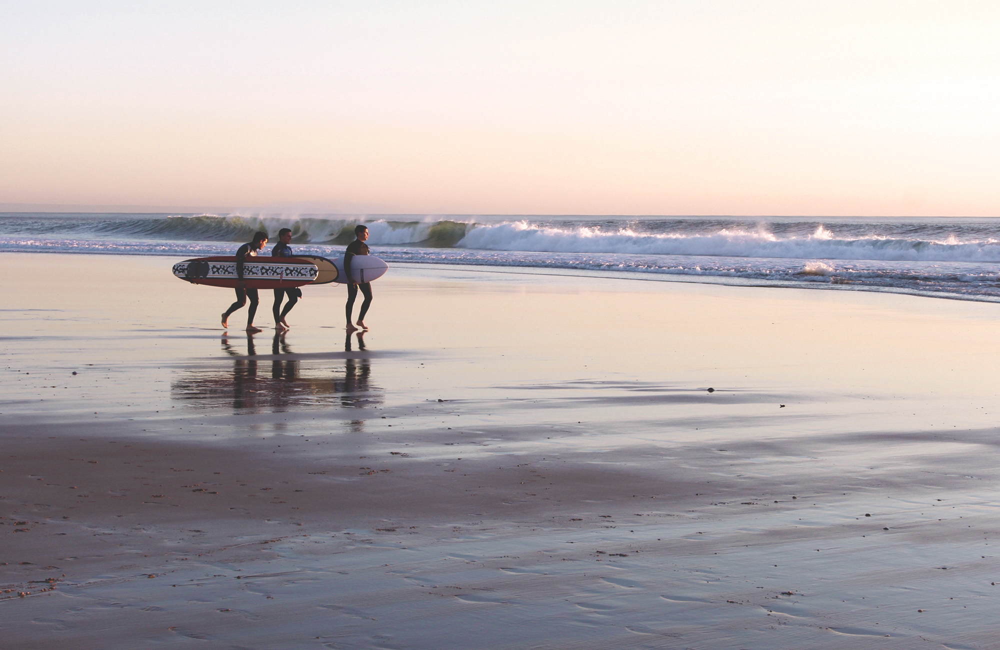 lisbon-carcavelos-beach-surfers-cover