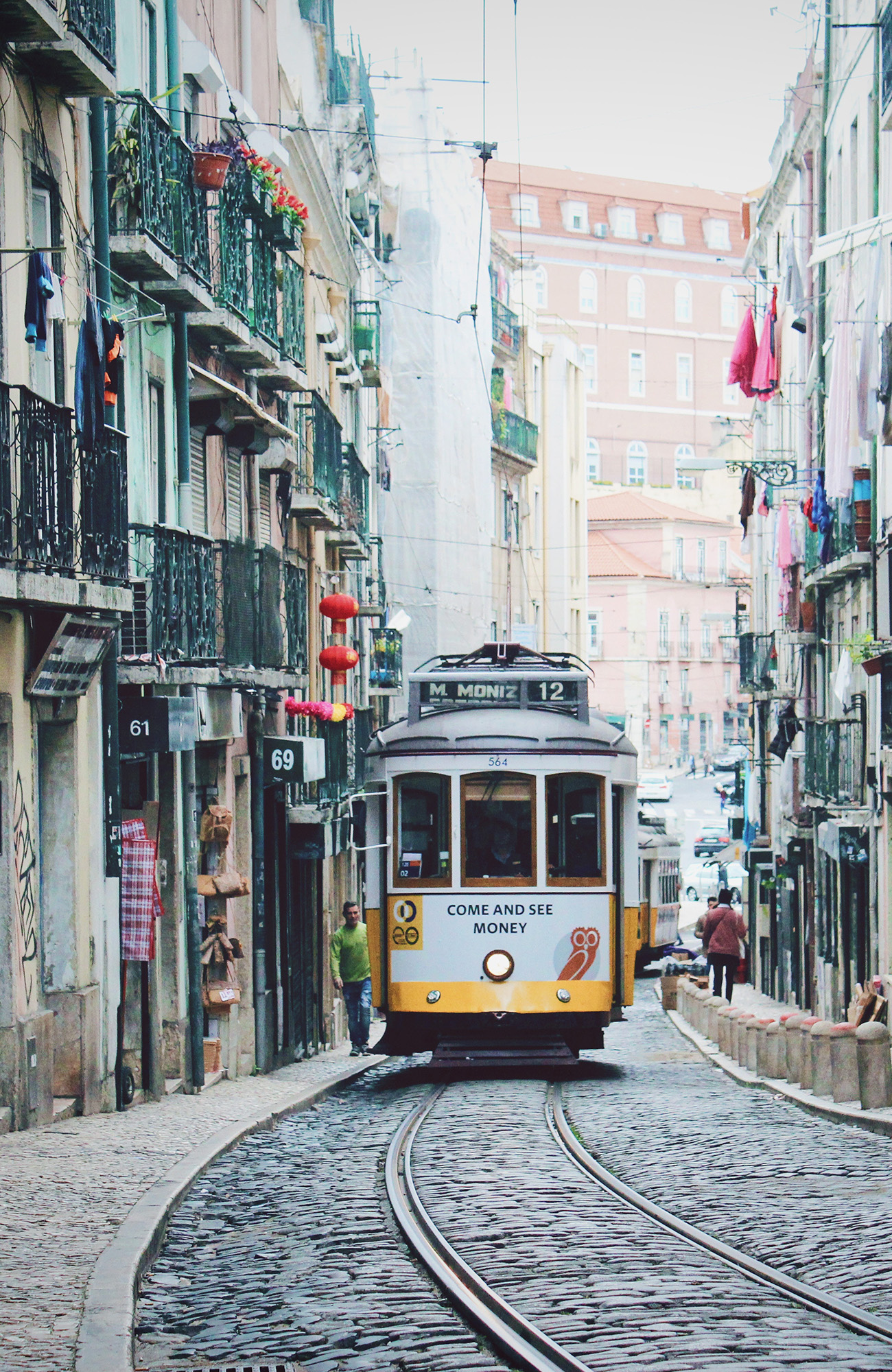 lisbon-portugal-trolley-car-narrow-cobblestone-streets-sidebar