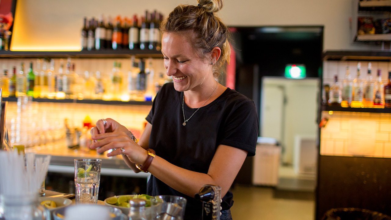 working-holiday-bartender-job-cover