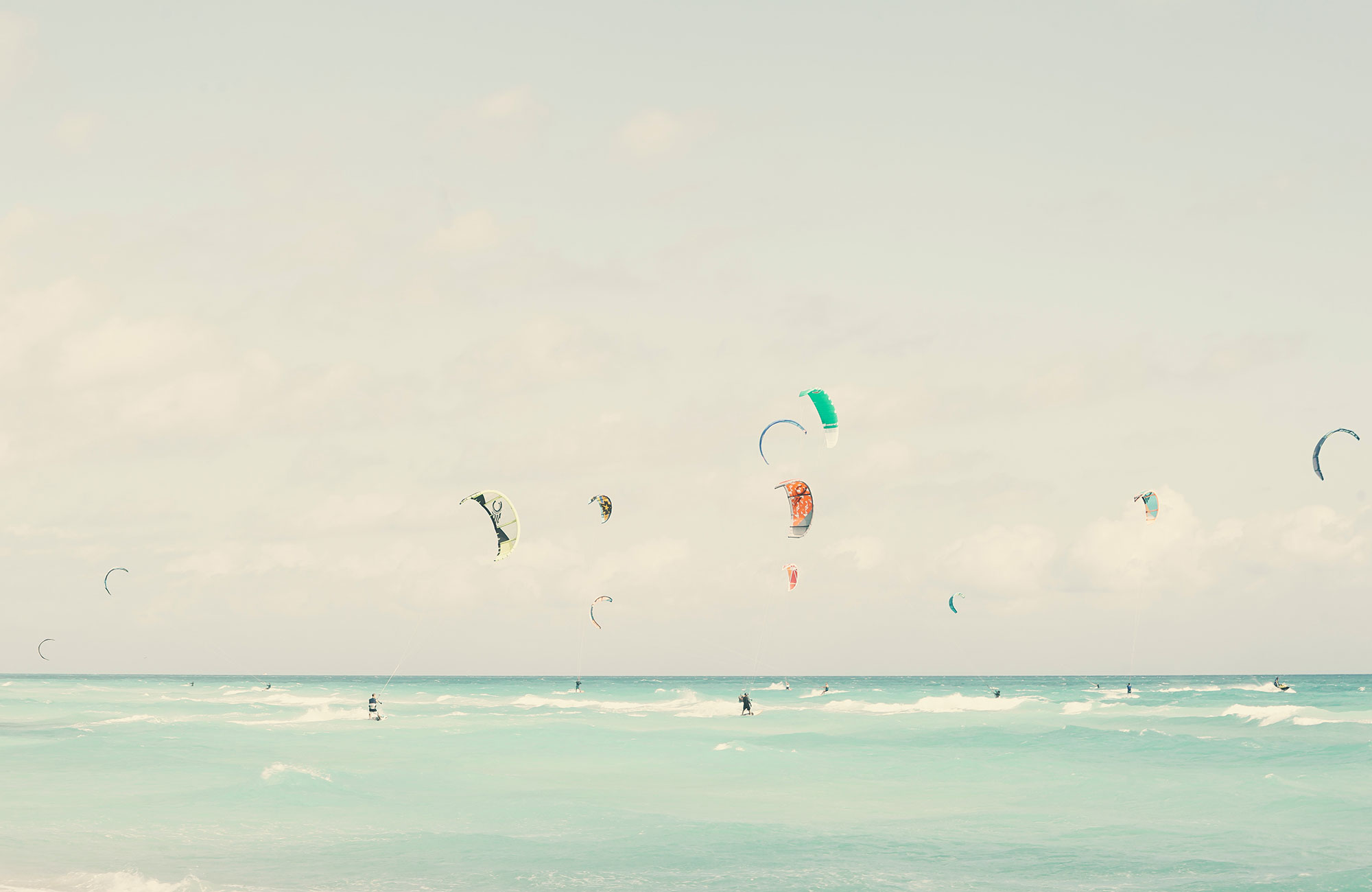 kitesurfing-multiple-kites-out-at-sea-cover