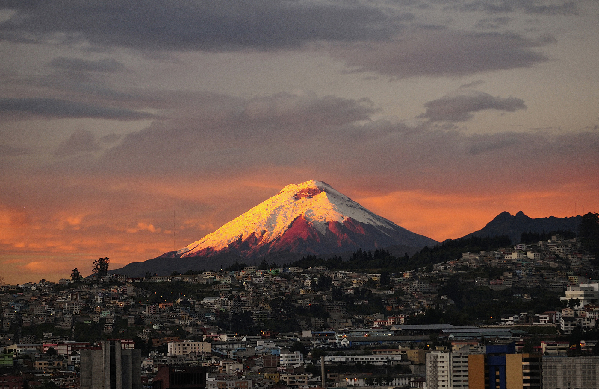 quito-ecuador-cotopaxi-volcano-sunrise