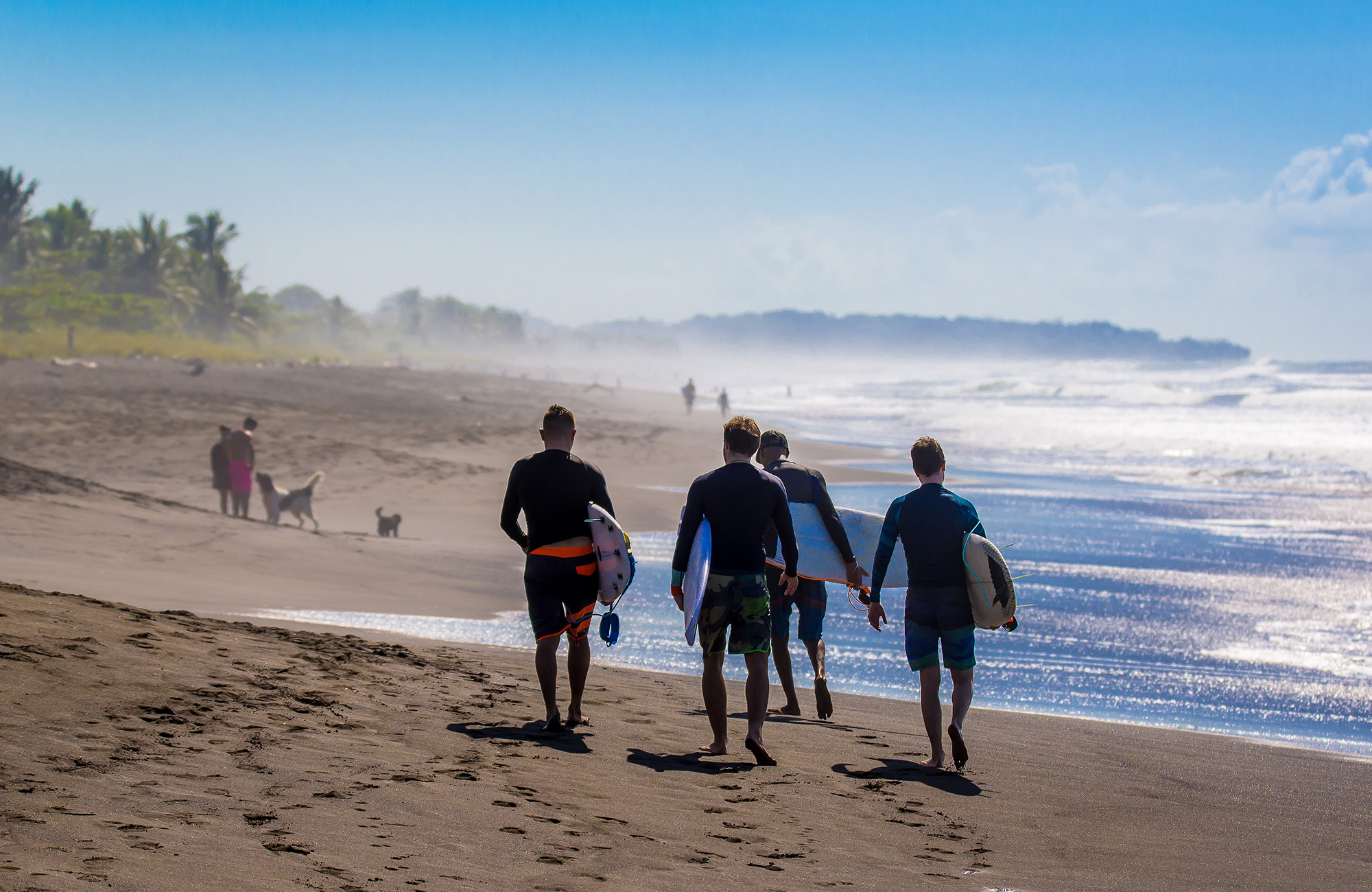 surfing-costa-rica-surfers-walking-on-beach