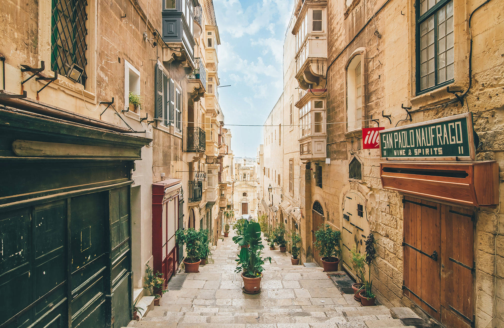 malta-valetta-narrow-old-street