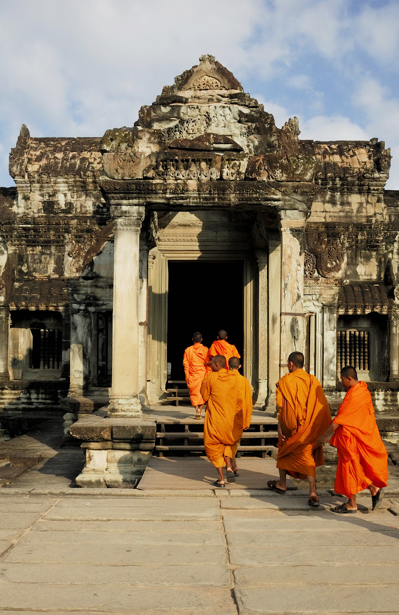 angkor-wat-cambodia-monks-temple-entrance-sidebar
