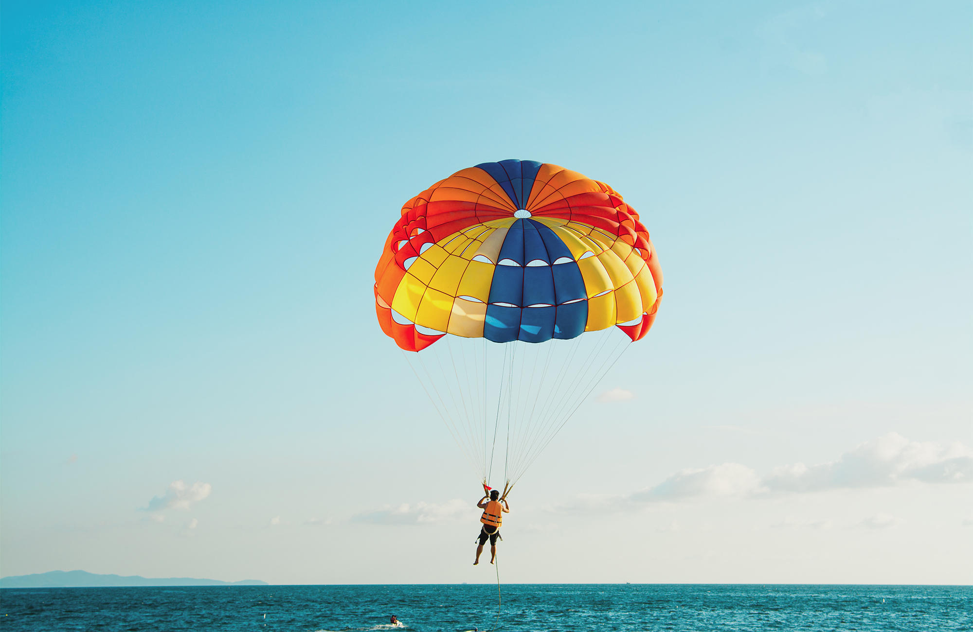 pattaya-thailand-parasailing-beach-wind-cover