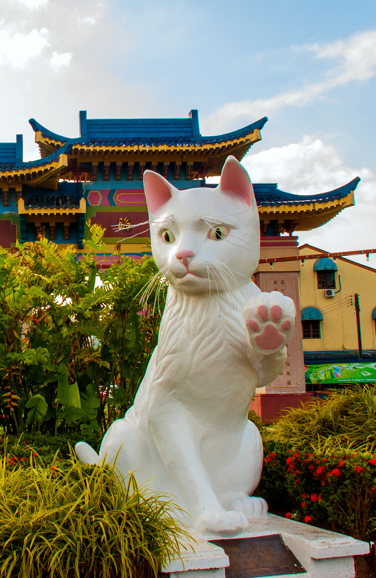 kuching-malaysia-white-cat-statue-city-council-building-sidebar