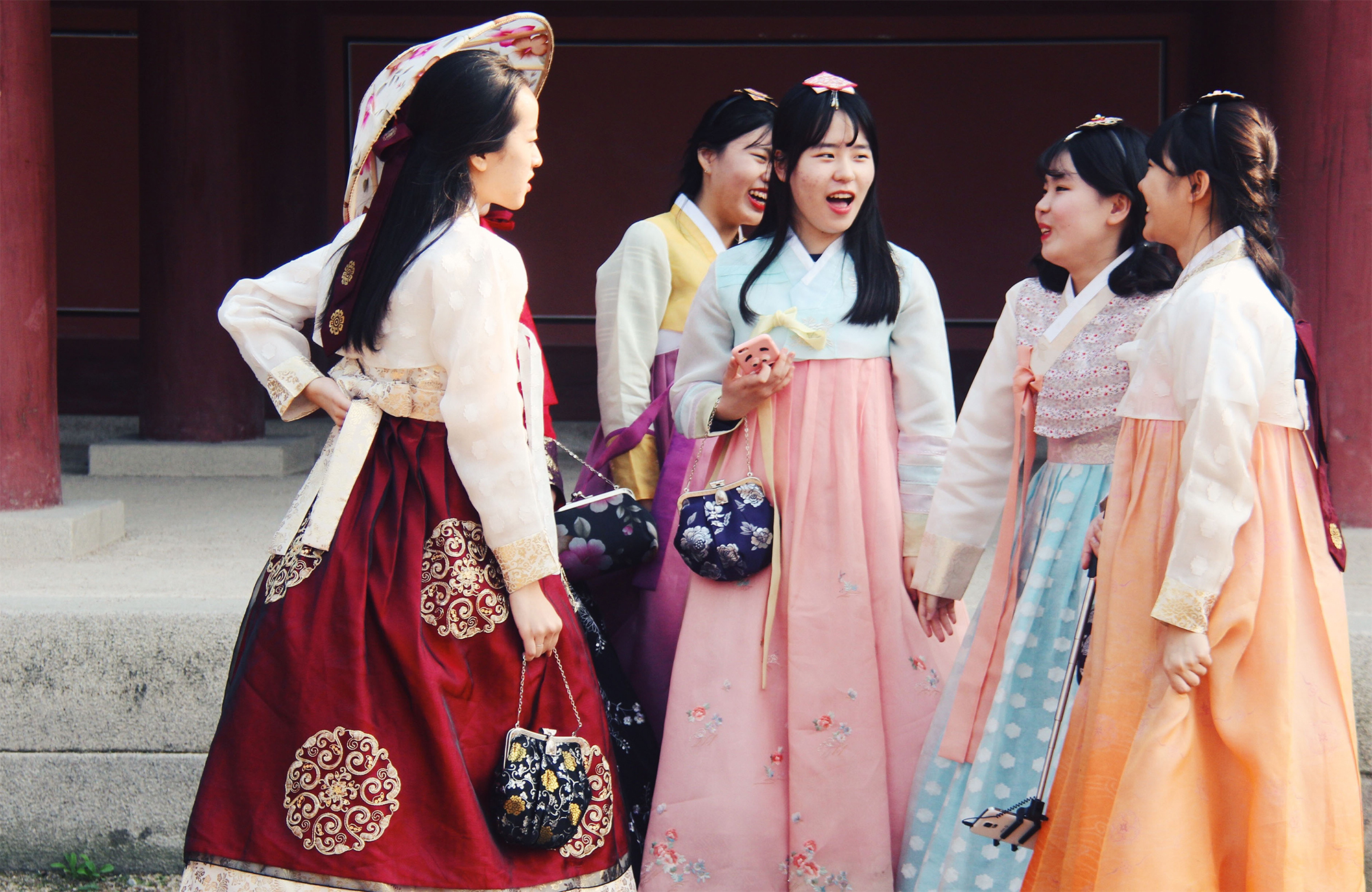 south-korea-seoul-girls-traditional-dresses-chatting-cover