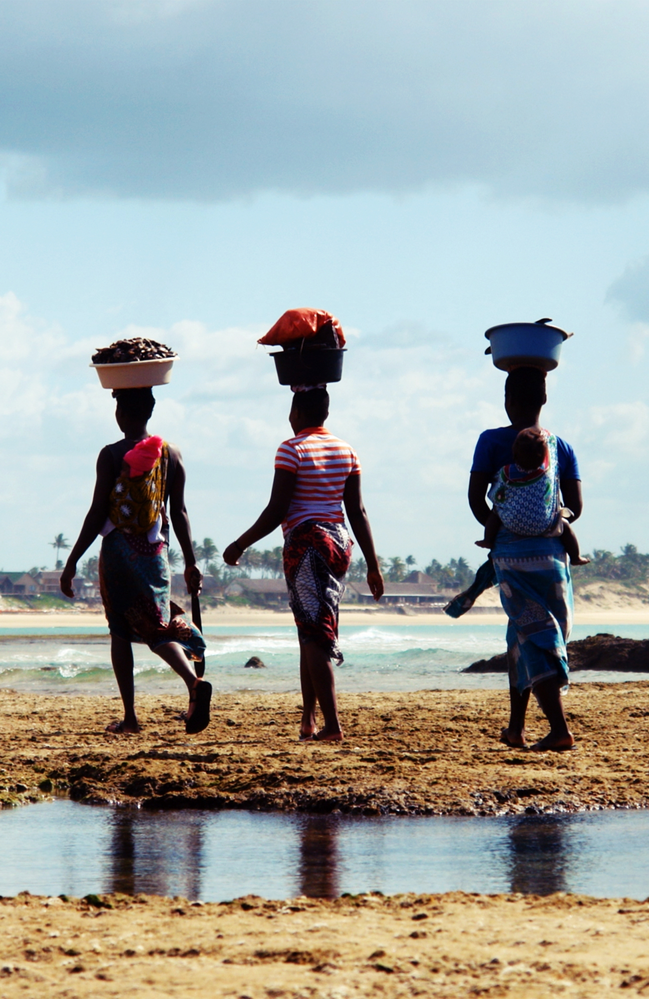 mozambique-carrying-basket-tofo-beach-sidebar