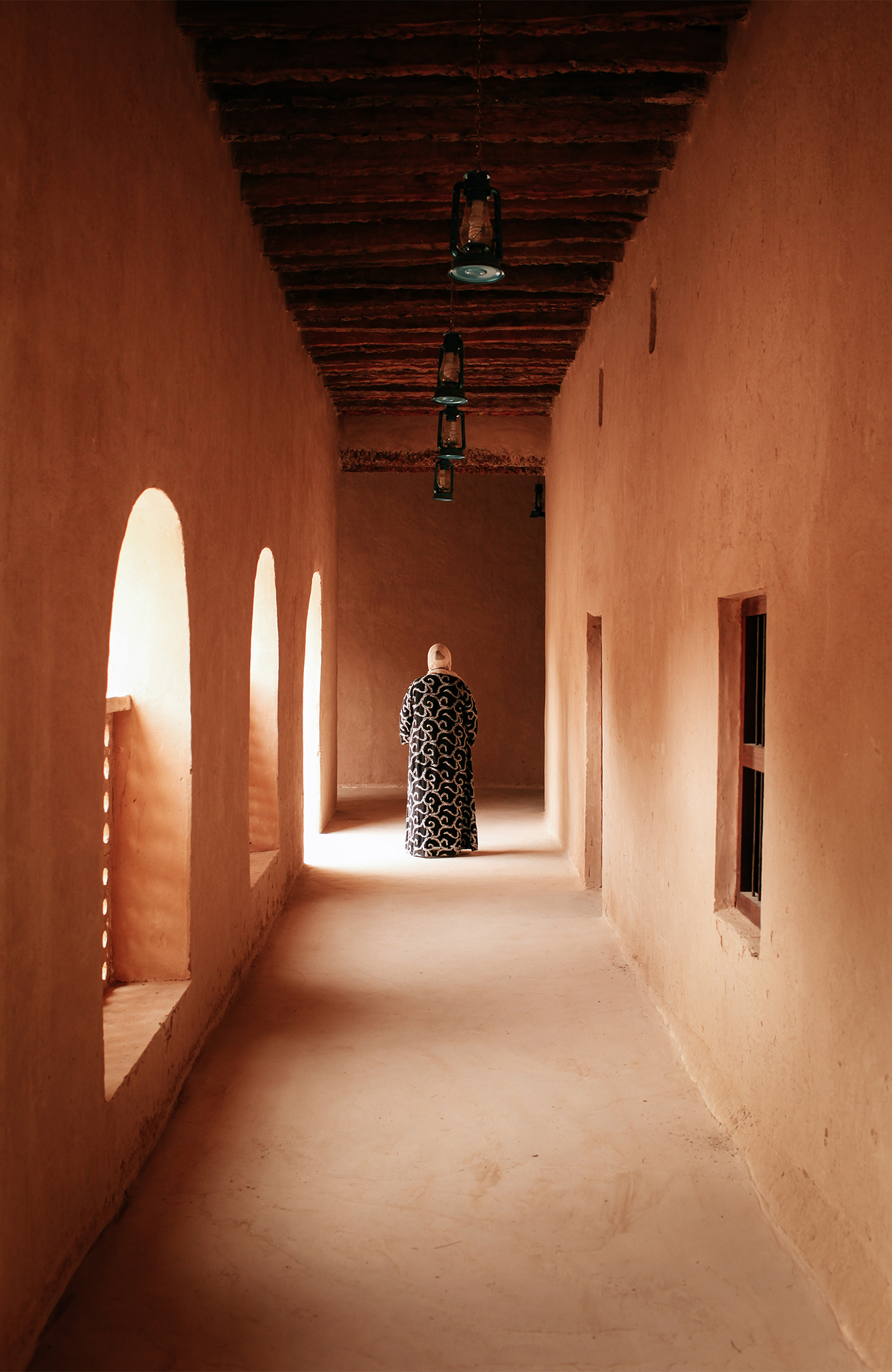 united-arab-emirates-mosque-hallway-al-ain-sidebar