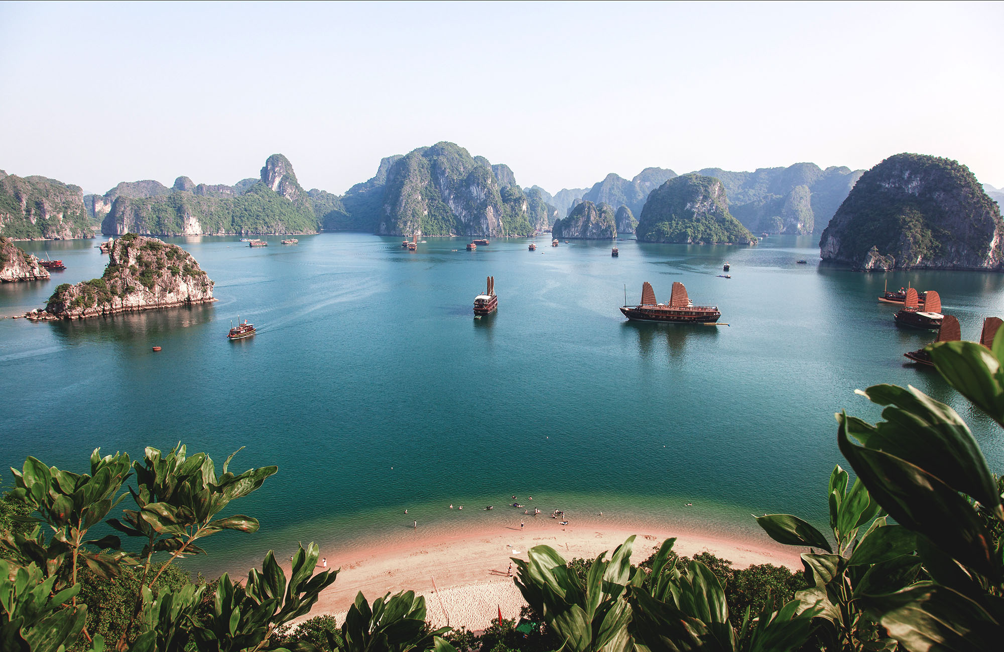 halong-bay-vietnam-sunny-boats