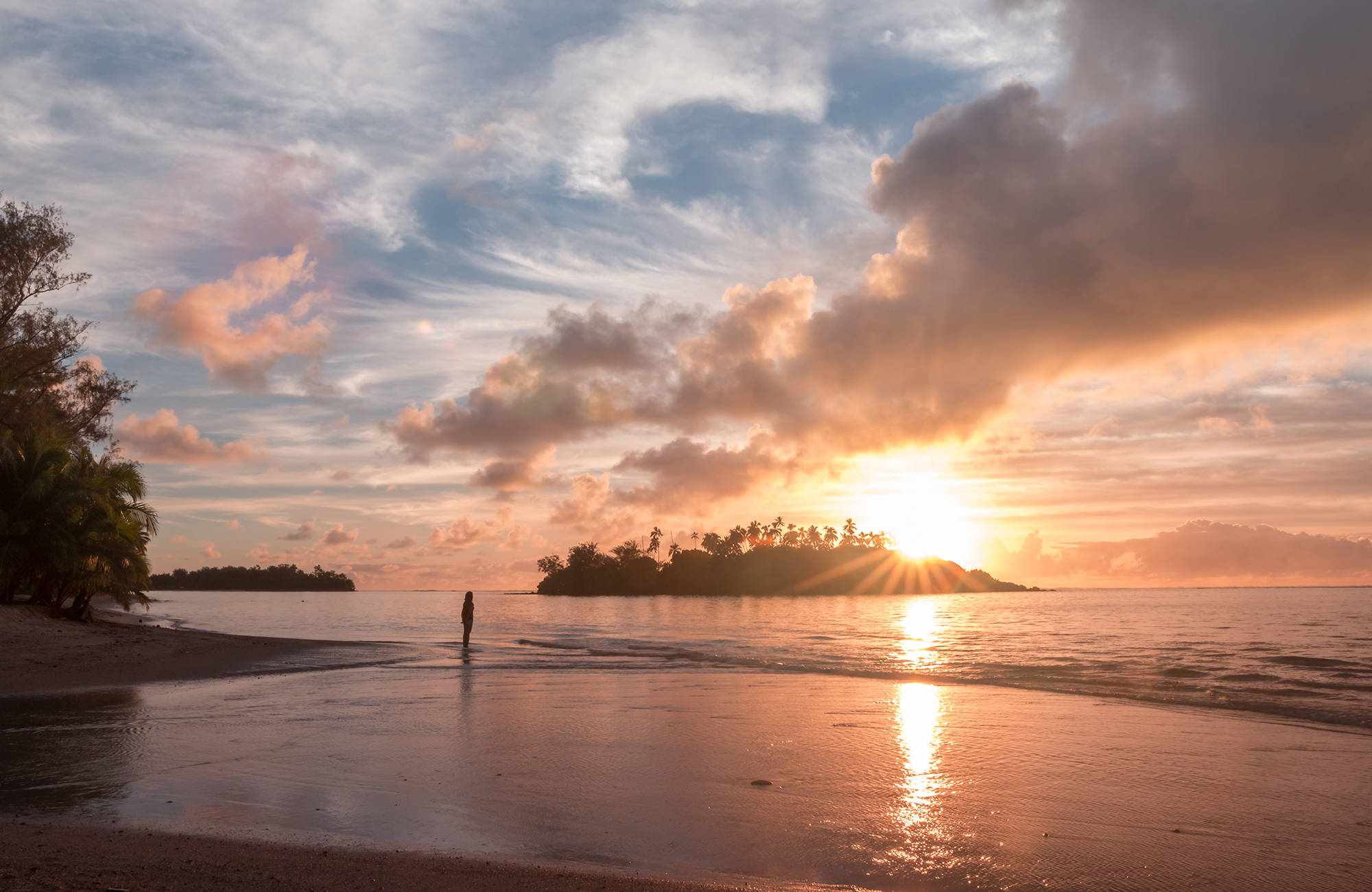 cook-islands-rarotonga-sunset-woman-beach