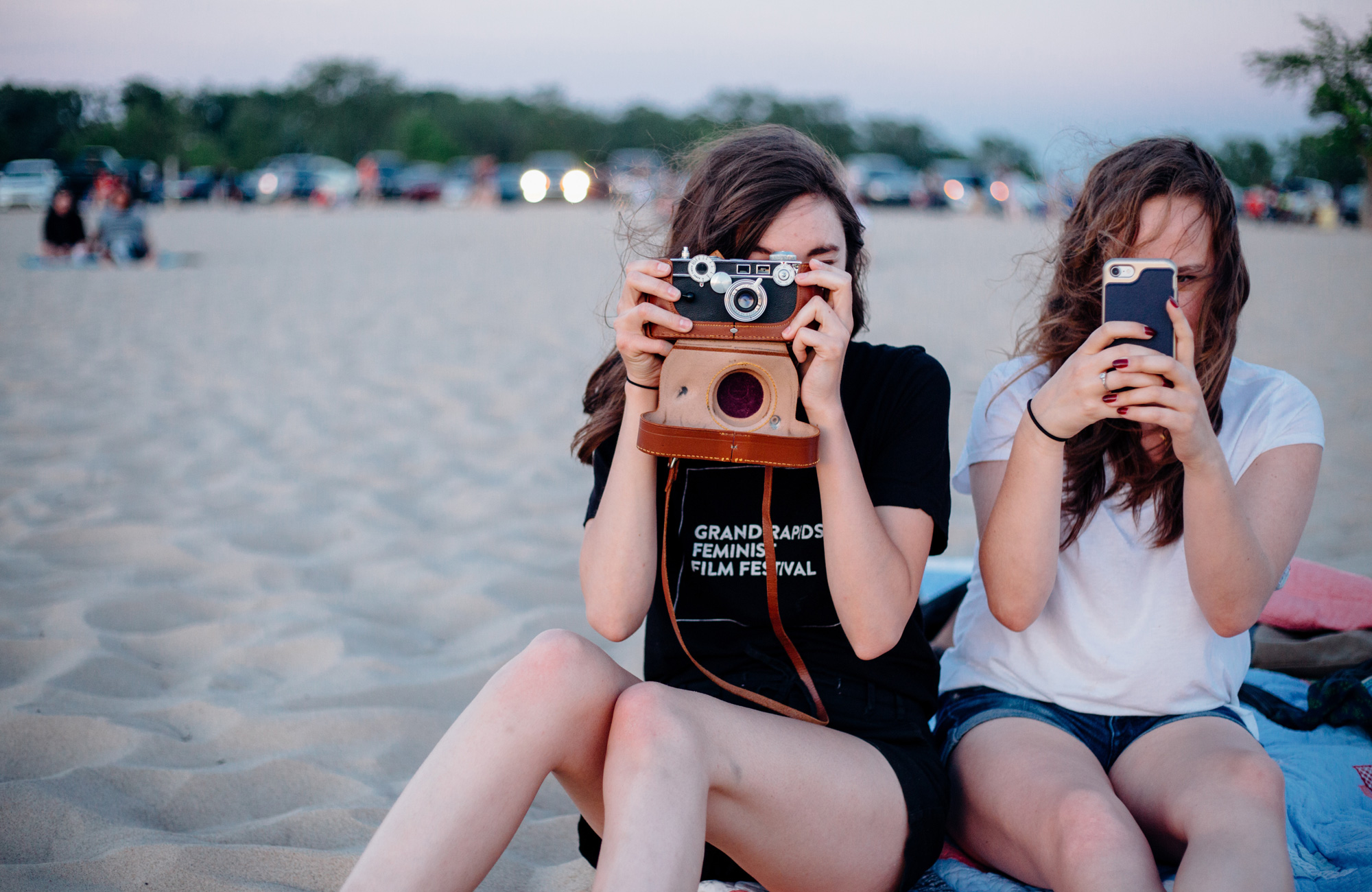 travel-inspiration-friends-beach-cameras