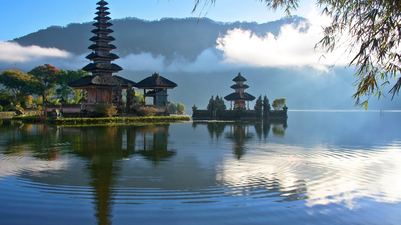 bali-indonesia-ulundanu-temple