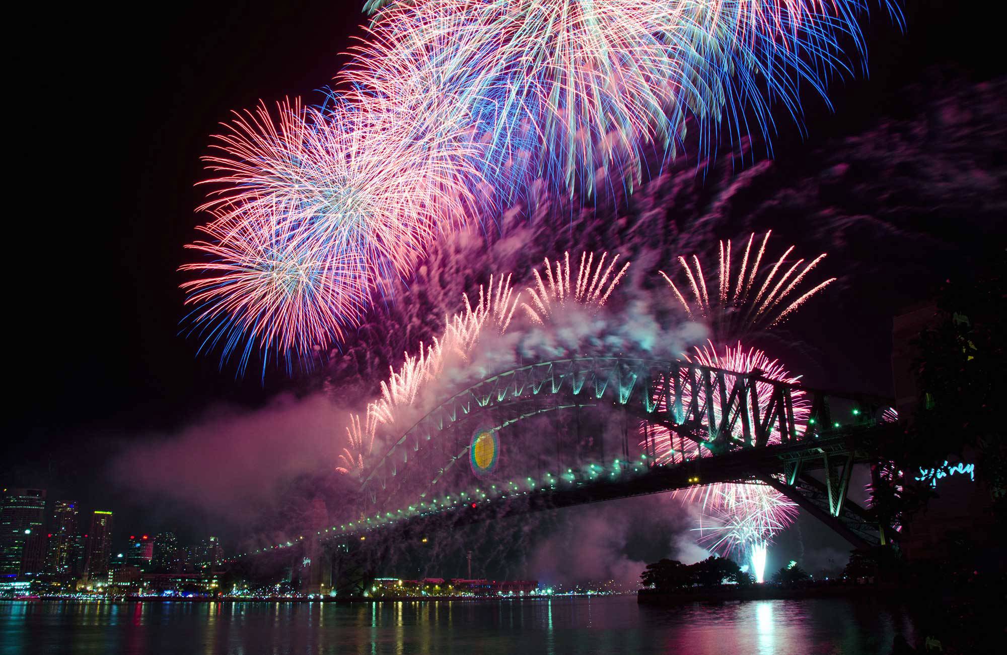 the fireworks in sydney is mindblowing, see them while you study in sydney 