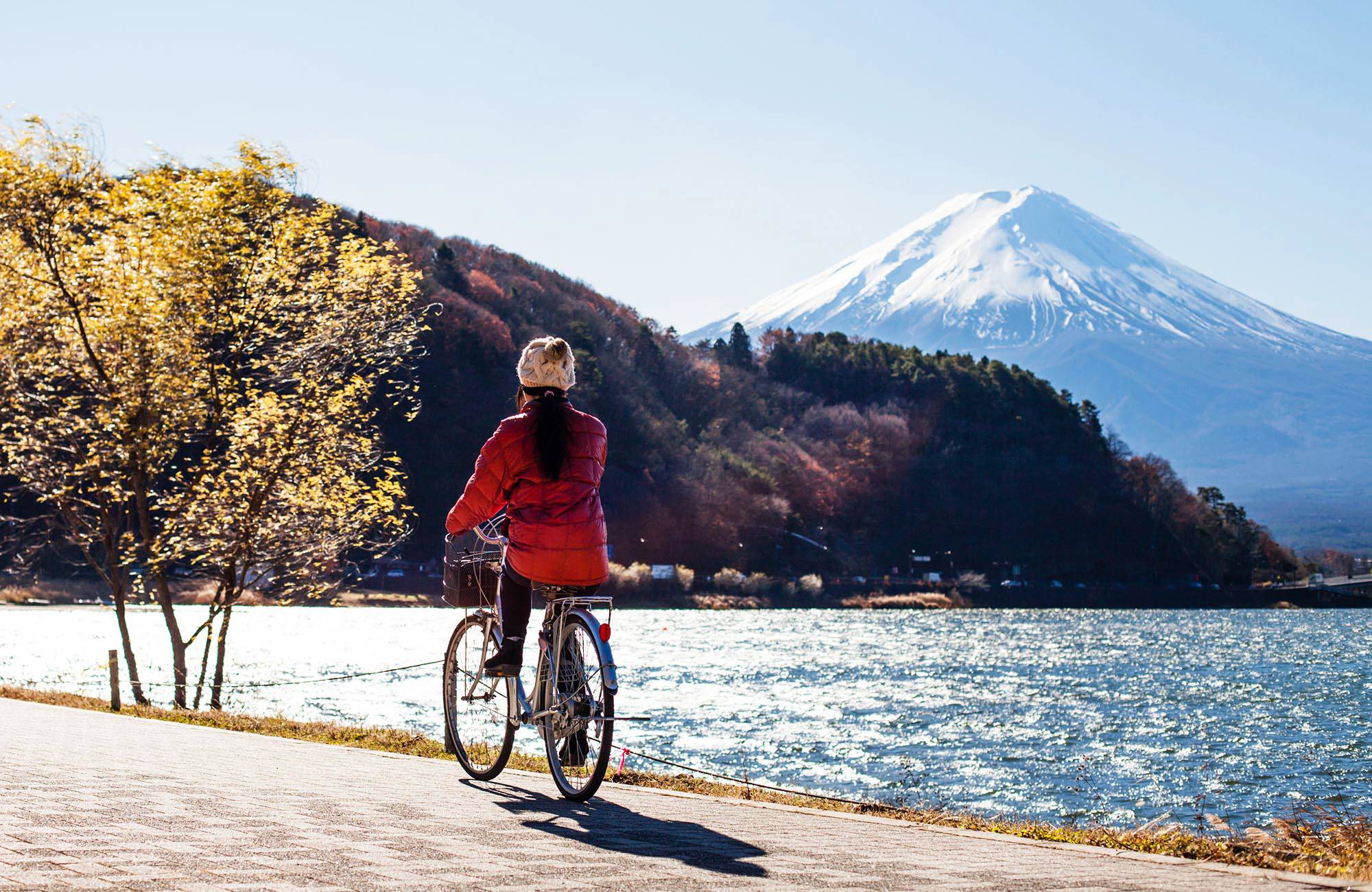 japan-cyclist-mount-fuji-background