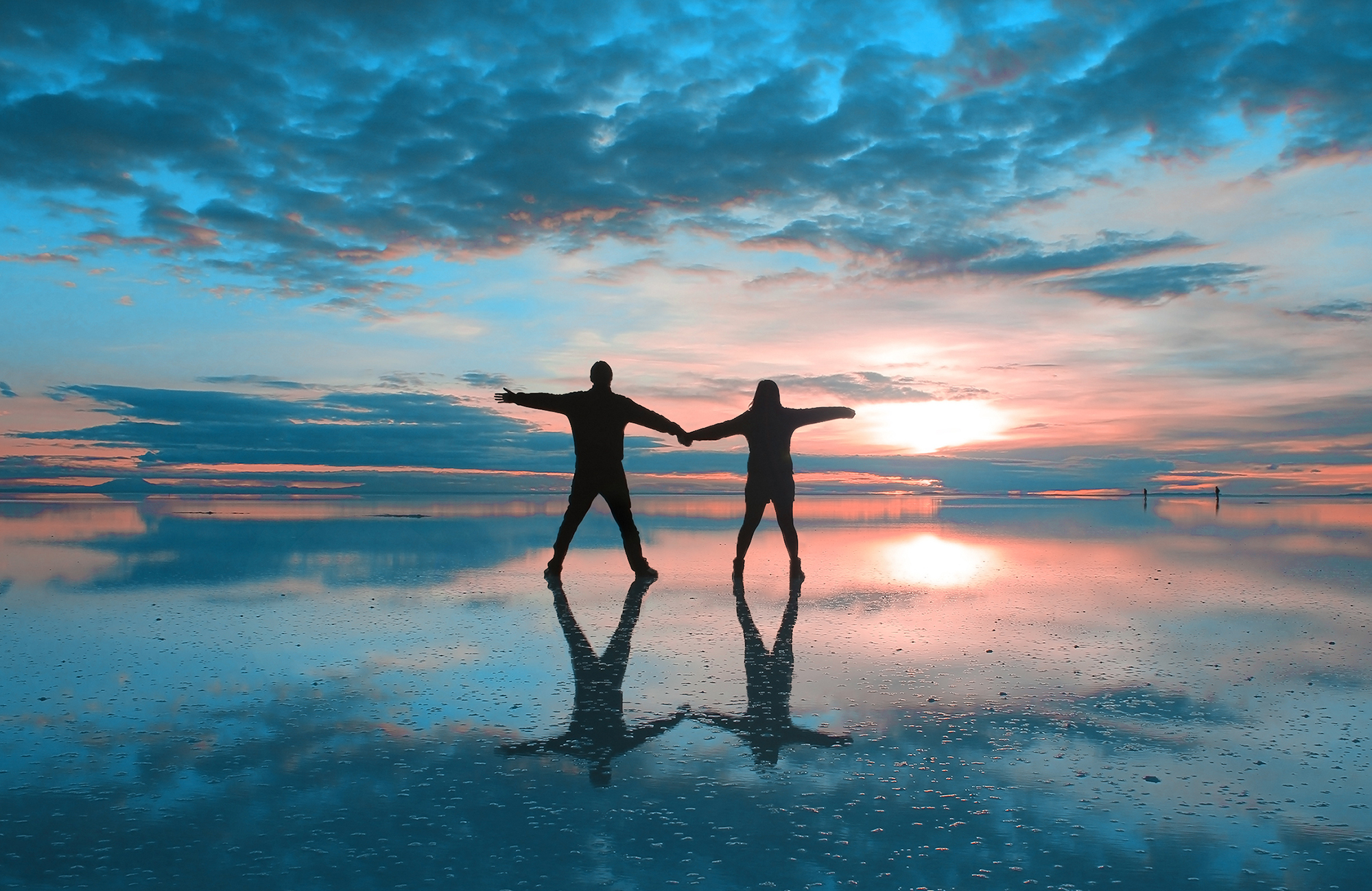 uyuni-bolivia-salt-flats-couple-reflections
