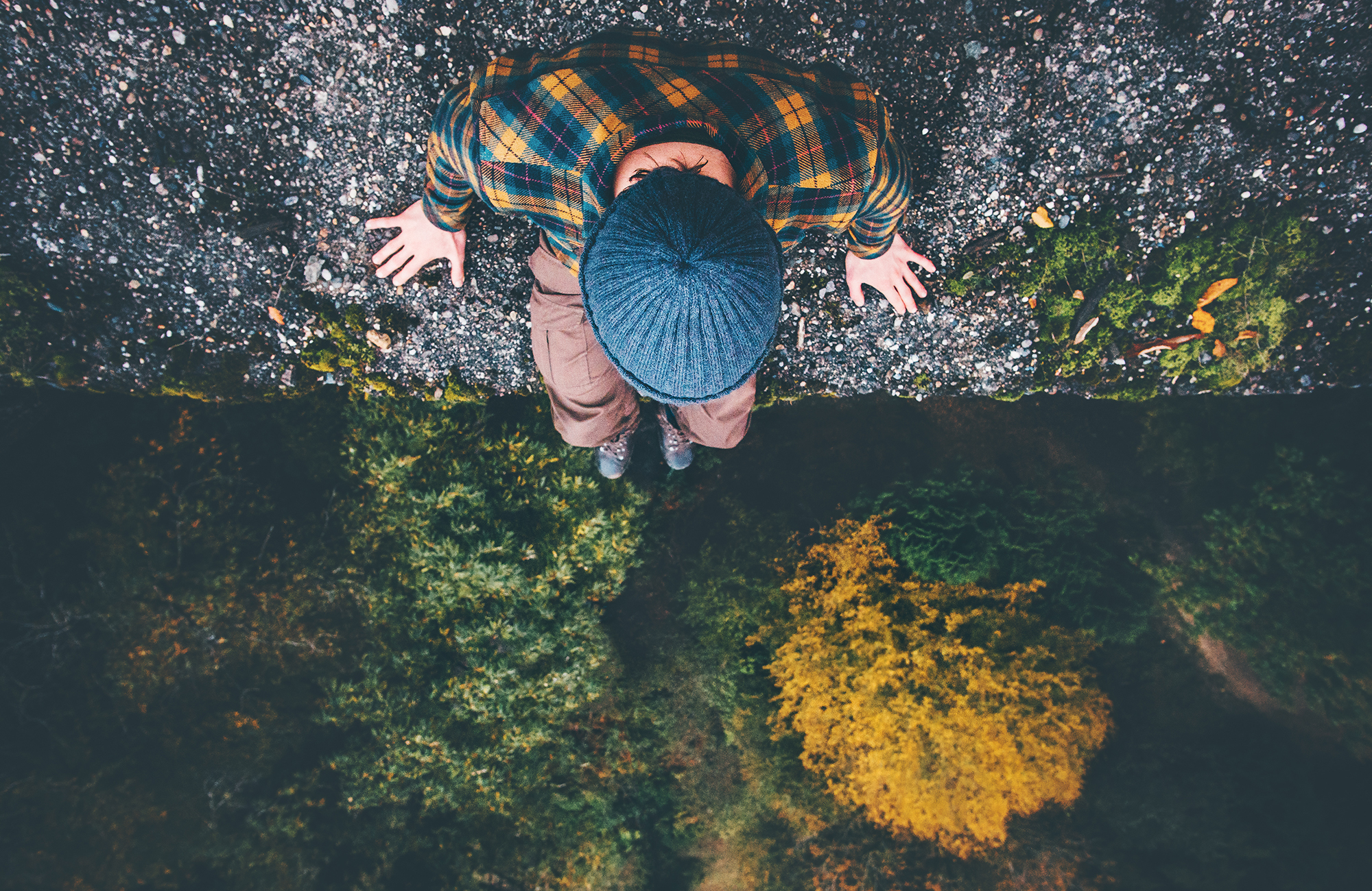 traveling-alone-guy-on-cliff