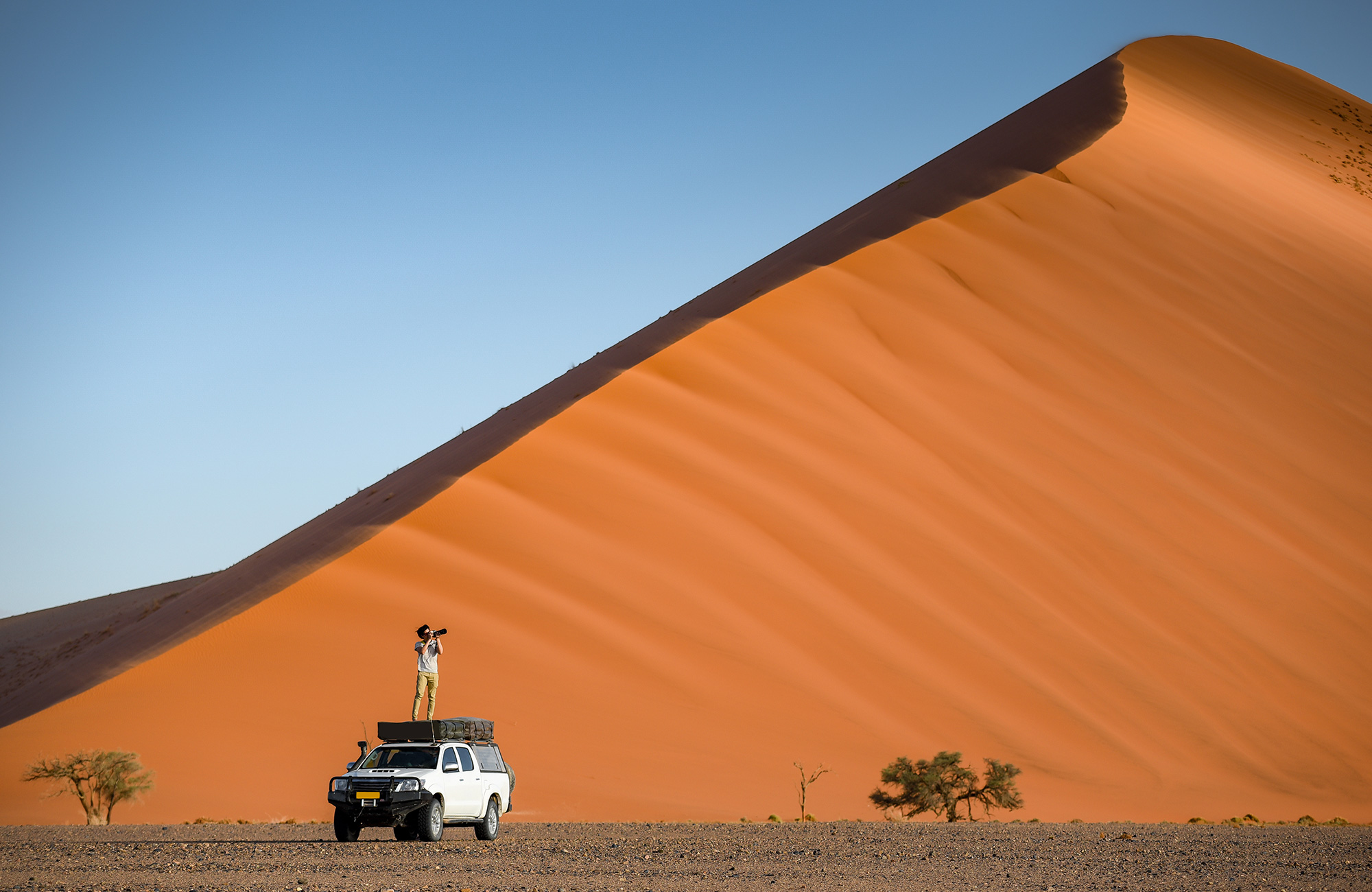 namibia-campervan-photo-safari-in-desert-sand-dune