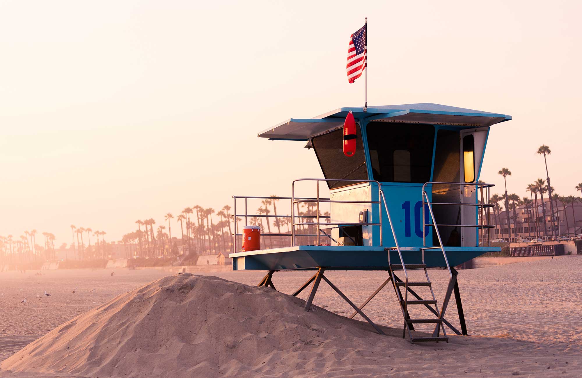 los-angeles-huntington-beach-usa-lifeguarding-station