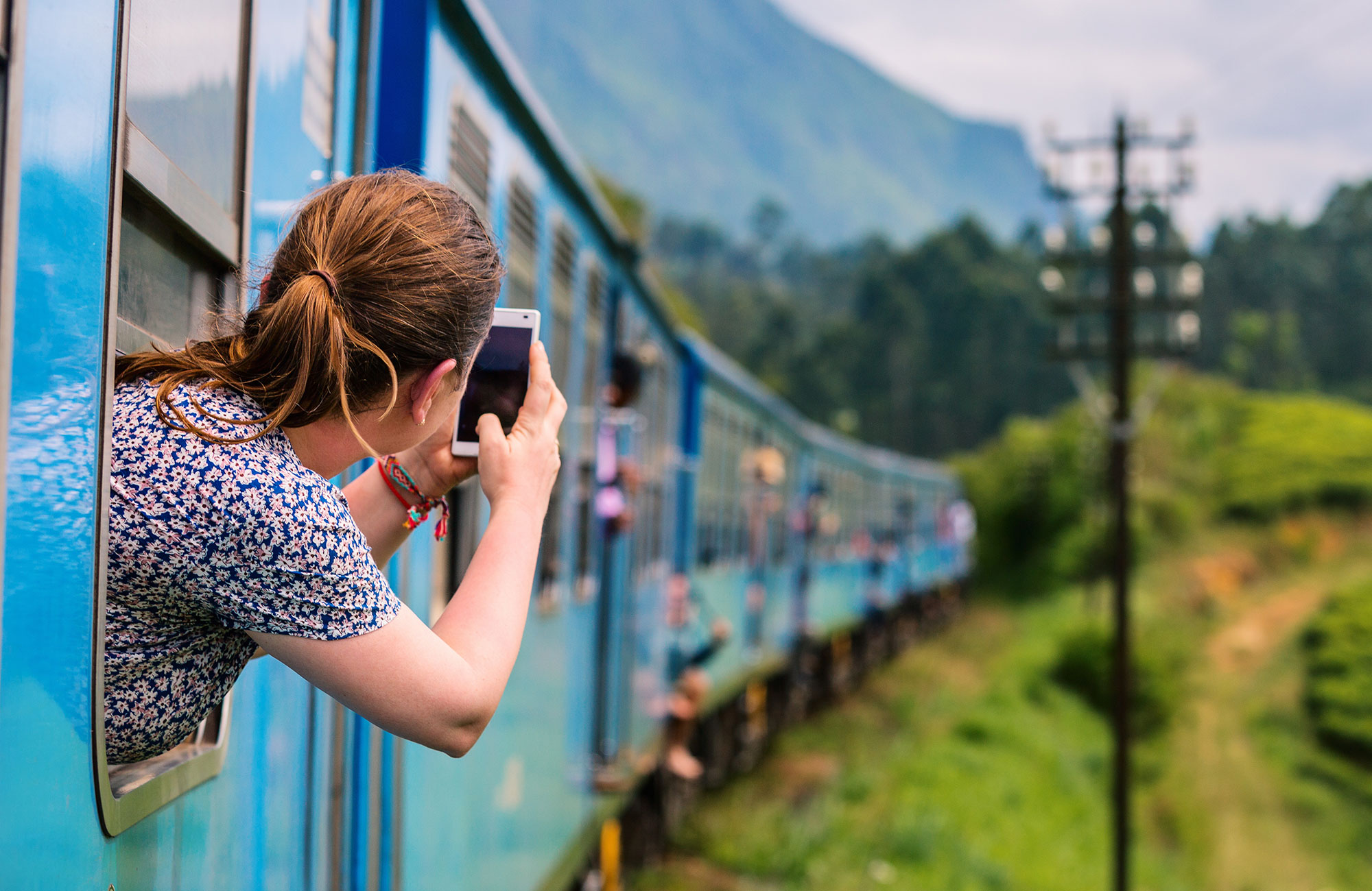 train-asia-sri-lanka-female-taking-photo