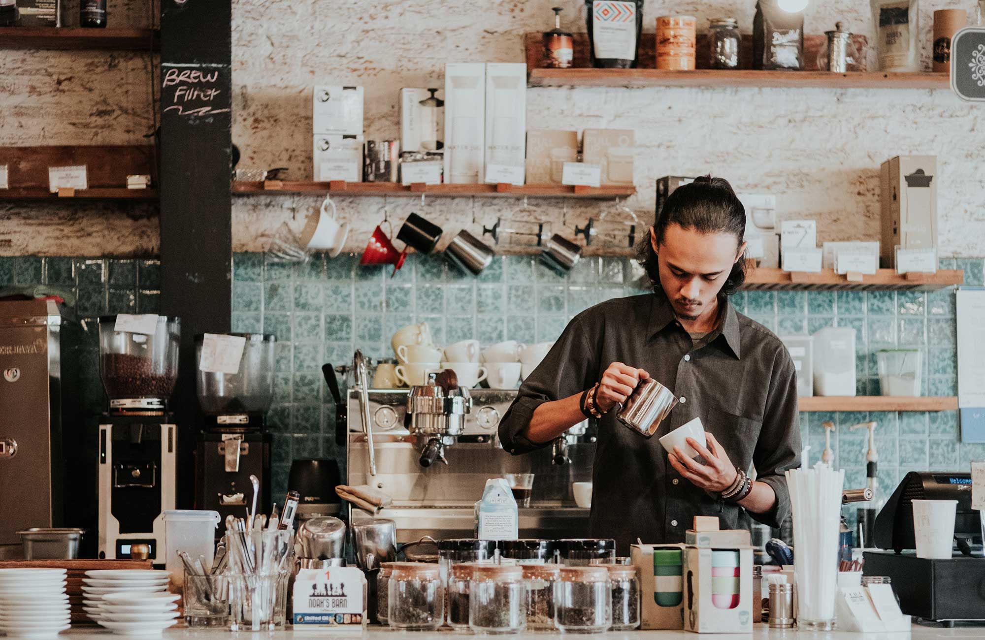 working-holiday-man-working-as-barista