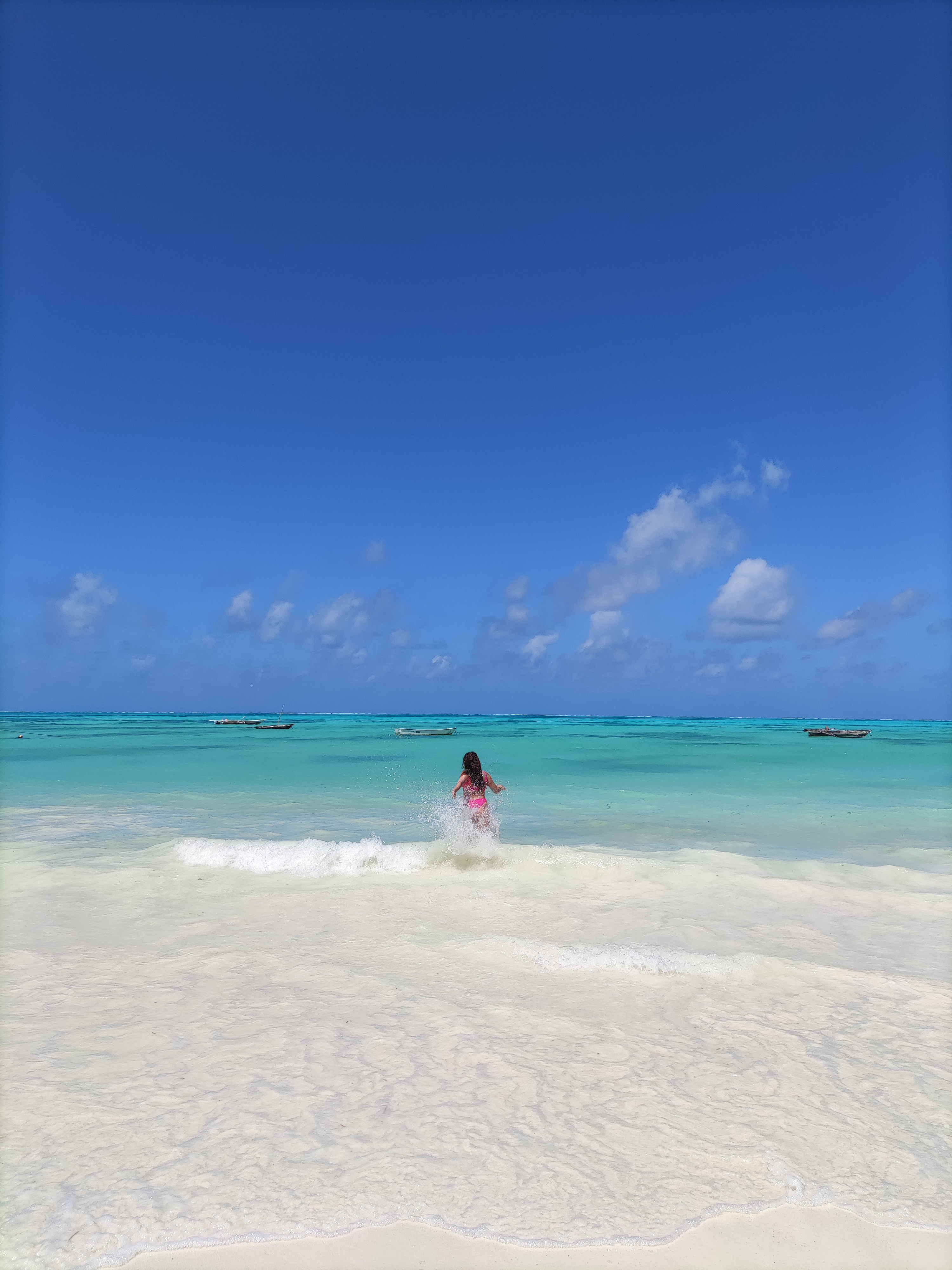 Nienke rent het water in op Zanzibar