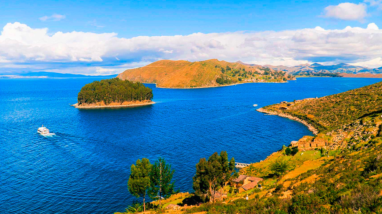Visit Lake Titicaca with a Peru Hop bus pass