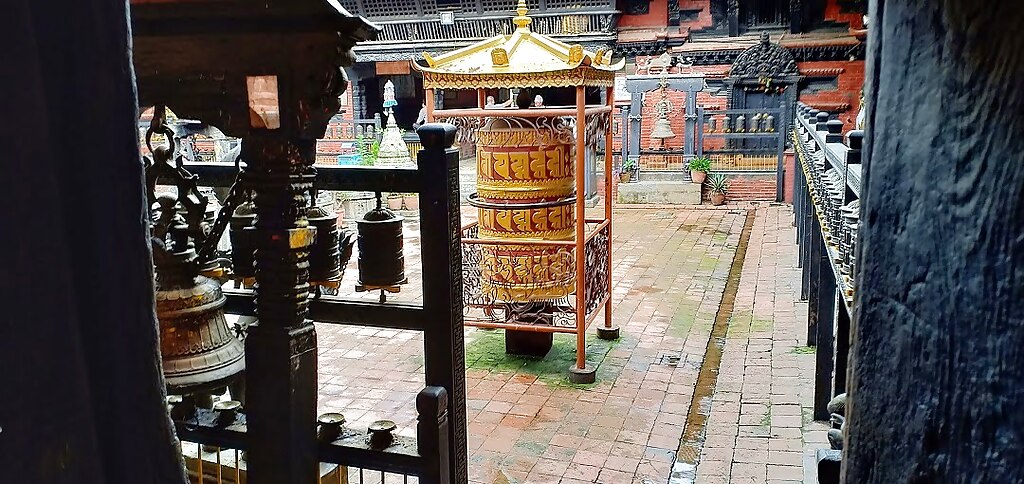 bike-the-secret-courtyards-of-kathma